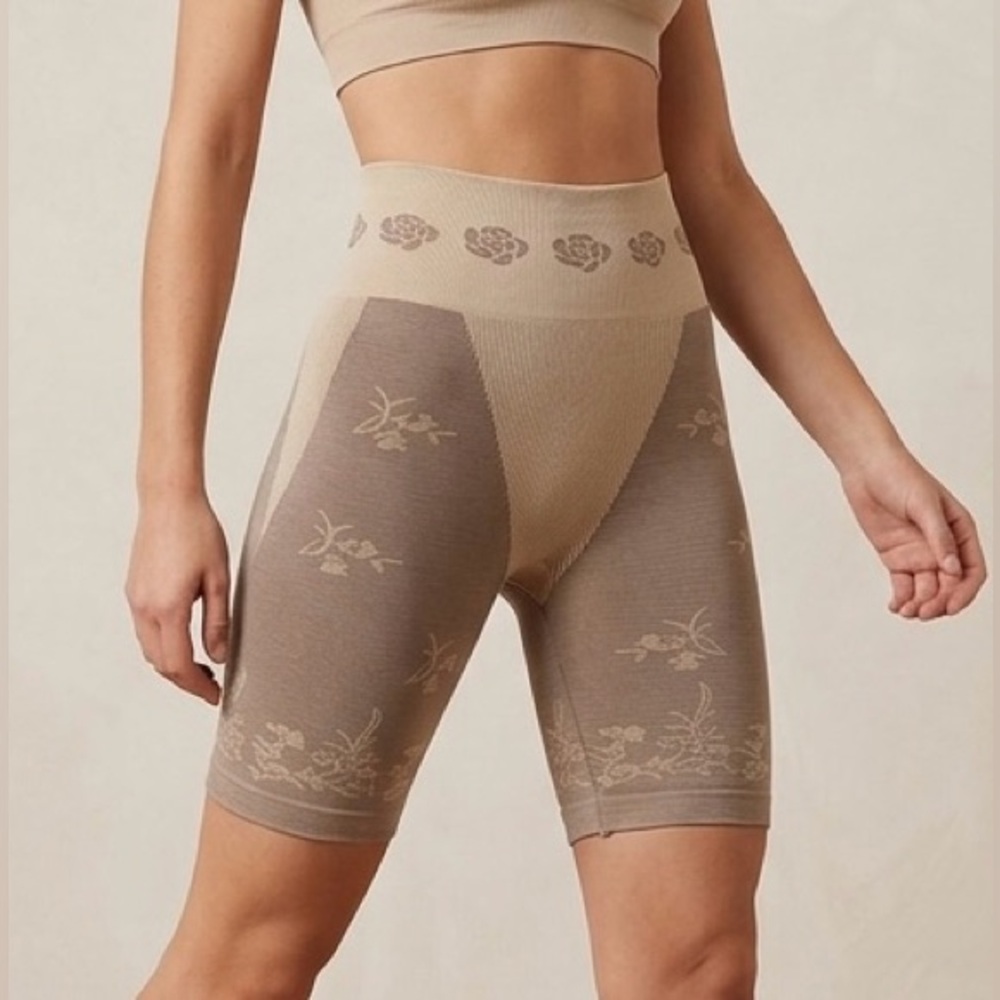 High Waisted Stretchy Ribbed Floral Patterned Biker Shorts Beige/Tan Size S/M